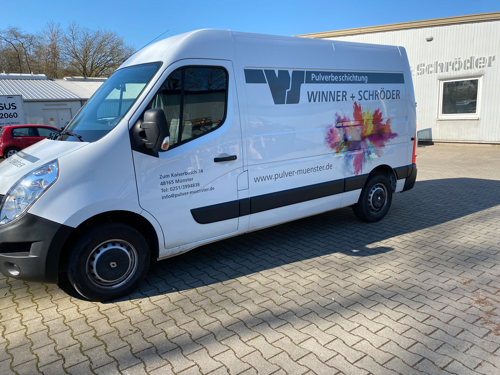 Weißer Lieferwagen mit dem Firmenlogo Winner + Schröder und buntem Farbmuster